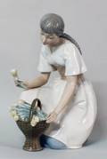 390 NAO PORCELAIN FIGTURE OF A FLOWER SELLER
