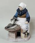 389 BING  GRONDAHL PORC FIGURE OF A FISH SELLER