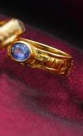 AN 18K YELLOW GOLD AND SAPPHIRE RING