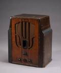 A 1930S PHILCO ART DECO RADIO