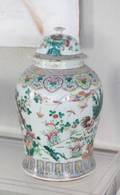 PAIR OF CHINESE EXPORT FAMILLE ROSE LIDDED URNS