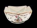 265 FAMILLE ROSE EXPORT PORCELAIN BOWL