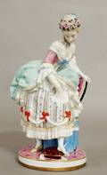 69 GOOD MEISSEN PORCELIAN FIGURE OF AN ELEGANT LADYGe