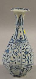 Chinese Octagonal Handpainted Blue and White Decorated Porcelain Vase
