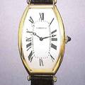 Montre bracelet cintre de forme Tonneau 18K yellow gold gentlemans wristwatch Paris